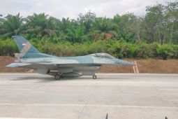 TNI AU lakukan uji coba pendaratan pesawat tempur di Tol Trans Sumatera