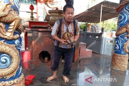 Jelang Imlek 2577, umat lakukan tradisi bersih patung suci di Banyumas