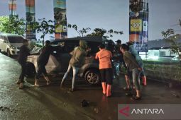 BPBD Bogor evakuasi satu mobil terbawa banjir bandang di Bojongkoneng
