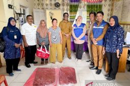 Pemkab Gorontalo serahkan bantuan bagi warga terdampak angin kencang