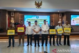 Gubernur Babel serahkan dana hibah keagamaan Rp9,5 miliar
