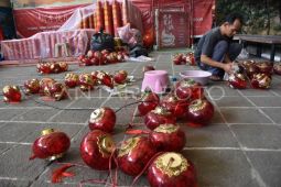Pemasangan lampion di Wihara Dhanagun Kota Bogor