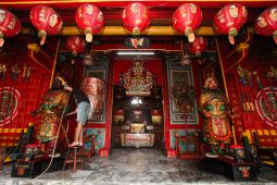 Cuci patung dewa jelang Imlek 2577