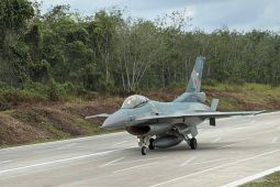 AHY urges multifunctional infra as fighter jets land on toll road