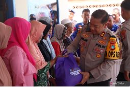 Polres Bangka Selatan berikan bansos dan sarana kontak ke nelayan pesisir Sadai