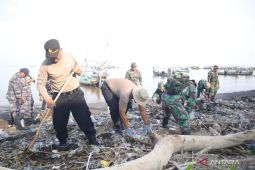 TNI/Polri dan ASN Situbondo bersihkan sampah di Pantai Panarukan