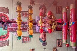 Umat bersihkan patung dan altar jelang Imlek 2577