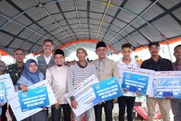 Pemkab Solok serahkan bantuan perbaikan rumah warga terdampak banjir