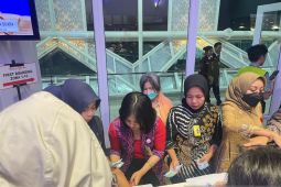 Penumpangpesawat delay terima uang kompensasi di Bandara Lombok
