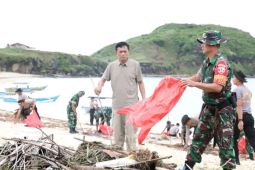 Lombok Tengah bersihkan sampah sesuai arahan Presiden