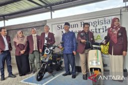 Umsura luncurkan SPKL tenaga surya pada milad ke-42