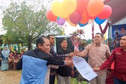 Penyaluran perlengkapan sekolah gratis di Pamenang