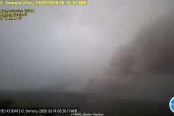 Gunung Semeru kembali erupsi dengan luncuran awan panas sejauh 6 km