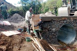 TNI percepat pembangunan jembatan armco di Bener Meriah