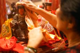 Ritual pergantian busana Dewa jelang Imlek di Tulungagung