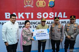 Kapolri-Titiek Soeharto serahkan bantuan logistik pengungsi bencana