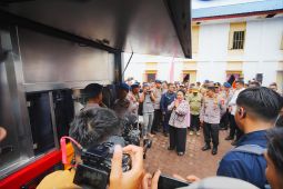 Kapolri dan Ketua Komisi IV salurkan 16 truk bantuan bencana di Tapteng