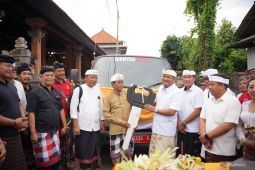 Pemkab Gianyar serahkan 50 truk sampah untuk desa dan desa adat