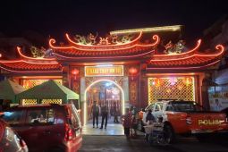 Warga Tionghoa hadiri ibadah malam Imlek di wihara tertua di Lampung