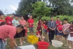 Warga Jambi rawat tadisi 'Fang Sheng' lepas kura-kura ke alam jelang hari raya Imlek