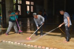 Pegawai Lapas Jambi aksi bersih rumah ibadah jelang Ramadhan
