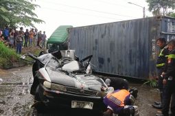 Polres Karawang amankan "pak ogah" dan sopir truk kontainer terguling
