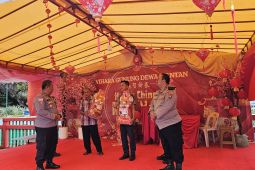 Polres Anambas bagikan bingkisan Imlek untuk pengurus vihara