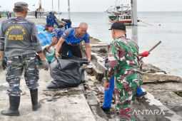 Polairud Pamekesan bersih-bersih pantai dukung Gerakan Indonesia ASRI