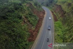 Diguyur hujan ekstrem, bahu Jalan Ciawi&ndash;Singaparna (Cisinga) tertimbun longsor 1,5 meter di Tasikmalaya
