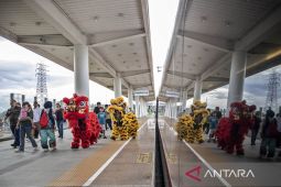 Suasana tak biasa di Stasiun Whoosh! atraksi barongsai sambut penumpang saat libur Imlek 2577