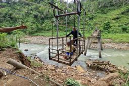 Warga bangun jembatan darurat di perbatasan Ponorogo dan Trenggalek