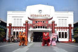 KAI Daop 6 menggelar atraksi Barongsai di Stasiun Yogyakarta meriahkan Imlek