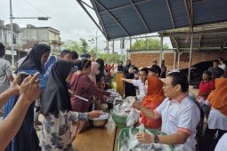 Kader PKS Tabalong berbagi ikan gratis ke masyarakat