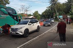 Pemkab Bantul menambah petugas penarik retribusi di Parangtritis
