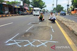 Polisi ingatkan pengendara sepanjang jalur pantura Situbondo berlubang