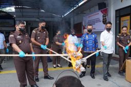 Diblender, dipukul, dibakar, barang bukti di Kejari Batu Bara resmi dimusnahkan