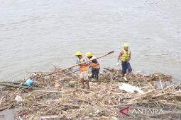 Pemkot Kediri bersihkan material sampah di kaki Jembatan Lama