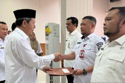 Wabup Paluta serahkan SK kepada 12 pelaksana tugas
