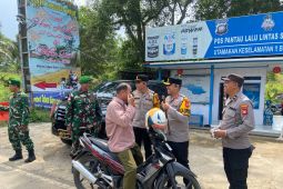 Polres Bengkayang bagikan masker ke warga pesisir antispasi kabut asap