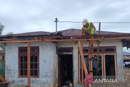 Korban bencana banjir bandang di Tapsel perbaiki rumah secara mandiri