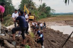 Lapas Ciamis menurunkan warga binaan bantu korban banjir di Pamarican