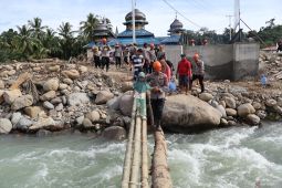 Menapaki sisa galodo demi menjaga tradisi ziarah kubur jelang Ramadhan