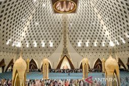 Suasana khusyuk Shalat Tarawih perdana 1447 H di Masjid Al Jabbar Bandung