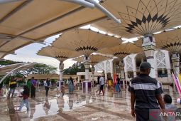 Kawasan Masjid Al Amjad Tangerang jadi lokasi favorit "ngabuburit"