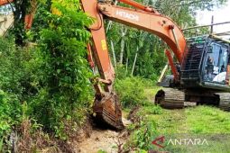 Pemkab Nagan Raya bersihkan saluran irigasi, lancarkan aliran air ke sawah
