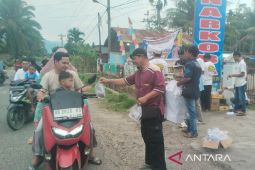 Keluarga besar Yayasan Gemilang Sakti Jaya Palas bagi - bagi takjil ke masyarakat penguna jalan