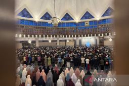 Ratusan umat Islam Malaysia Tarawih perdana di Masjid Negara KL
