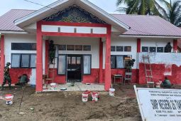 Prajurit TNI perbaiki sekolah terdampak bencana di Aceh Tengah