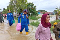 Aparat gabungan evakuasi warga terdampak banjir di Desa Karangligar Karawang