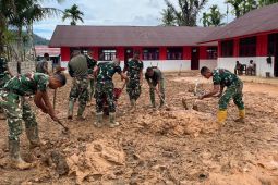 TNI gencarkan pembersihan SDN di Tapteng percepat aktivitas belajar